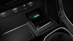 Kia Carnival 2024 hiện đại với sạc không dây