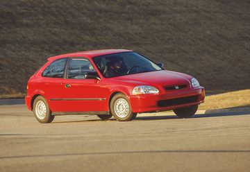 Thiết kế của Civic thế hệ thứ 6 đã mềm mại hơn