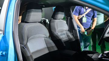 Hàng ghế trước MG4 EV 2024 thiết kế thể thao, tinh tế nhưng hơi tiếc khi chỉ được bọc nỉ