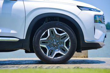 Mâm xe kích thước 19 inch được trang bị trên các phiên bản Đặc biệt và Cao cấp