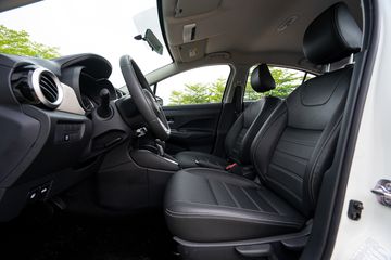 Ghế lái trên Nissan Almera 2023