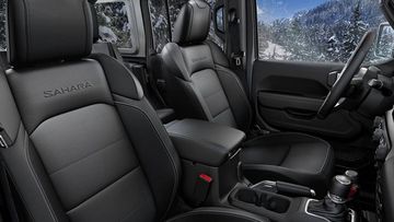 Ghế ngồi Jeep Wrangler 2023 được bọc da trên tất cả phiên bản