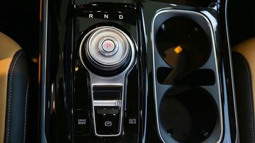 Trừ bản Luxury, cần số trên các phiên bản còn lại đều sử dụng nút xoay điện tử cao cấp