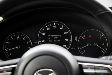 Đồng hồ đo vòng tua máy (ngoài cùng bên trái) trên xe Mazda 3