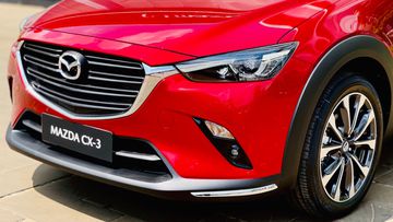 Cụm đèn chính dạng vòng tròn khuyết vuốt ngược về sau