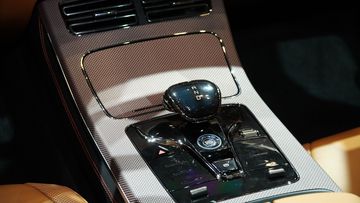 Cụm cần số BYD Heart nhỏ gọn, giúp khoang cabin thoáng hơn và tinh tế hơn