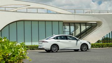 Thân xe AION ES 2025 cũng sở hữu những đường gân dập nổi từ trước ra sau