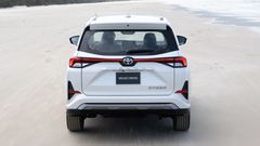 Toyota Veloz Cross sở hữu cụm đèn hậu được nối liền bằng dải LED có màu đỏ