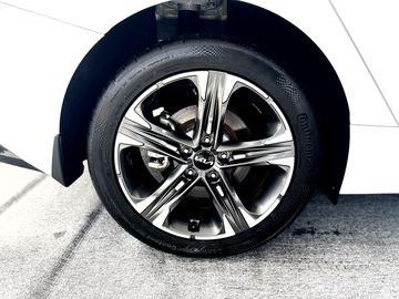 Cận cảnh la-zang hợp kim dạng 5 chấu kết hợp cùng bộ lốp 235/45R18 đầy đẹp mắt