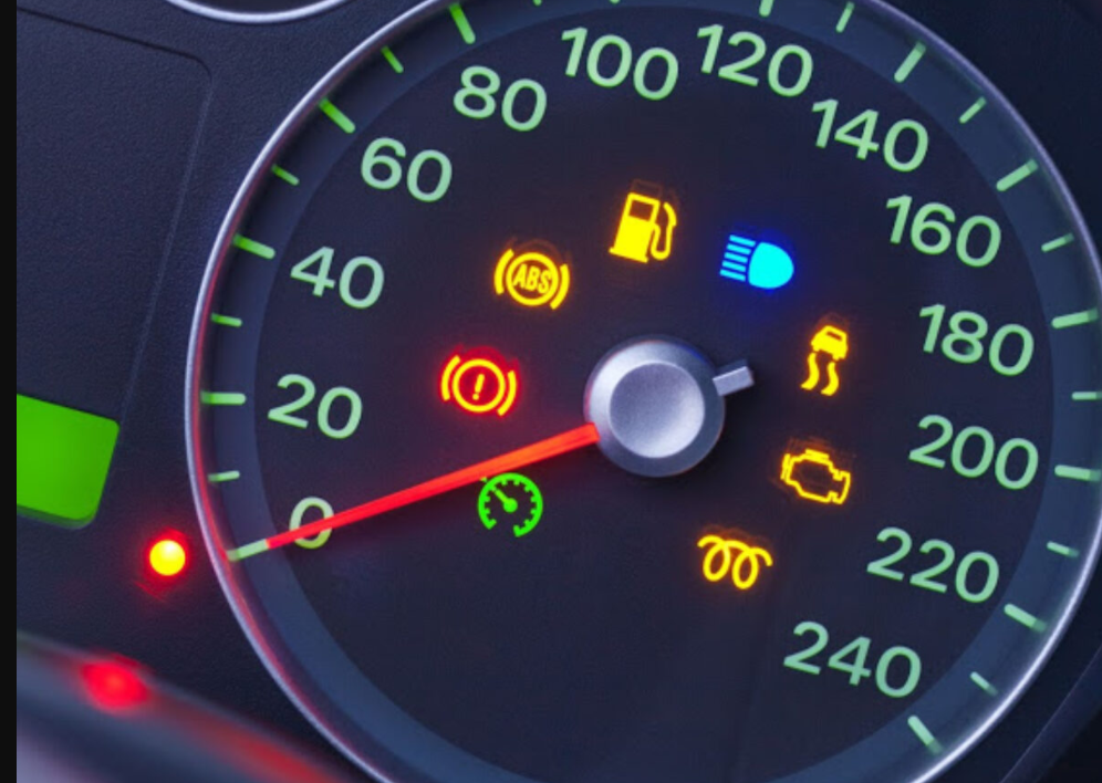 Đèn cảnh báo trên bảng tablo ô tô là một phần không thể thiếu để giúp bạn điều khiển và quản lý xe. Từ màn hình hiển thị đến hệ thống âm thanh thông báo, các đèn cảnh báo này đều được thiết kế để mang lại sự tiện lợi và độ tin cậy cao.