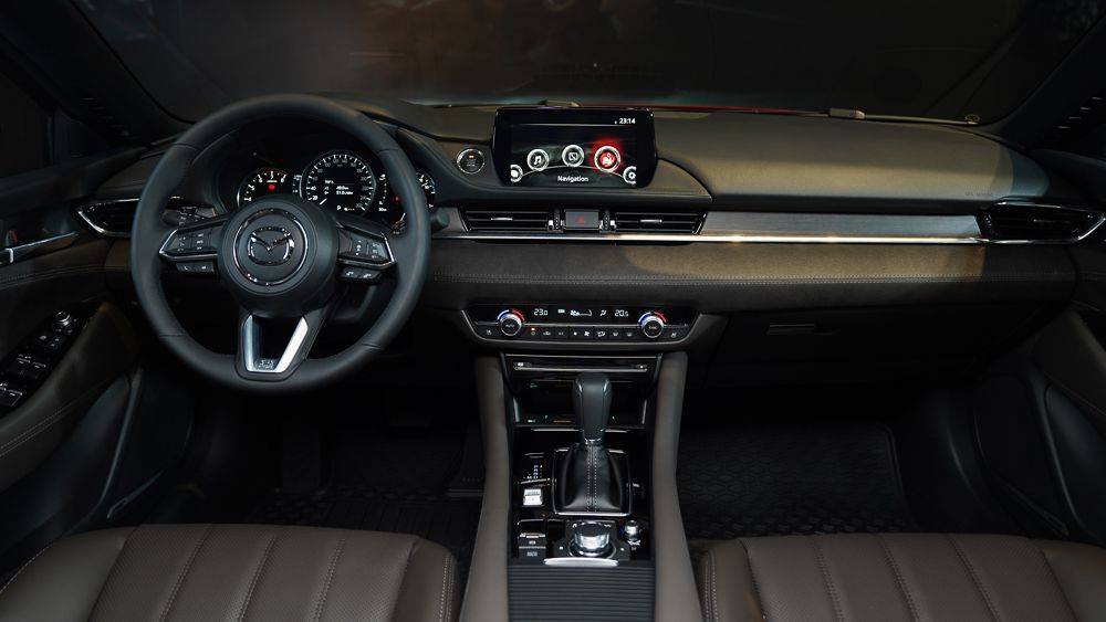 Mazda6 2021 với thiết kế nội thất hiện đại, tiện nghi được đánh giá cao bởi các chuyên gia. Đánh giá nội thất Mazda 6 2024 sẽ mang lại cho bạn cái nhìn sâu hơn về sự tiến bộ công nghệ, giúp tạo ra không gian lái xe thoải mái và độc đáo.