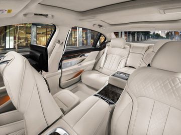 Nhờ khoảng trần cao mang BMW Individual, không gian bên trong xe trở nên thoáng đãng và sang trọng hơn