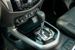 Cần số ốp nhựa mạ chrome sang trọng trên Nissan Navara