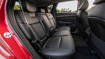 Hàng ghế thứ hai trên Hyundai Tucson 2025 tiếp tục có khoảng để chân thoải mái