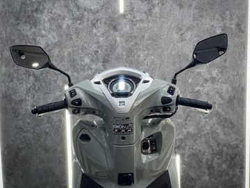 Bình xăng dung tích 6 lít nằm ngay phía trước móc treo đồ