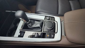 Cần số xe trên CX-30 bọc da kết hợp ốp kim loại nổi bật