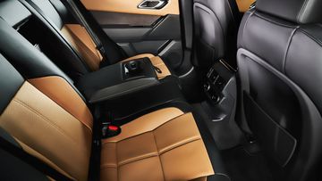 Hàng ghế thứ hai Range Rover Velar 2025 rộng rãi và điều chỉnh linh hoạt theo tỷ lệ 40:20:40