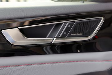 Volkswagen Teramont X Platinum trang bị dàn âm thanh Harman Kardon 13 loa với hệ thống âm thanh vòm Dolby 7.1