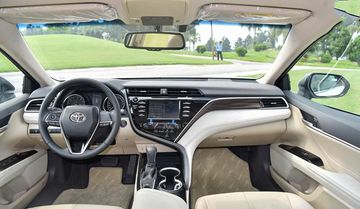Khoang nội thất trên Toyota Camry 2.0G