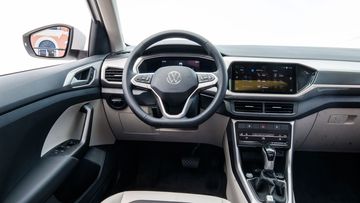 bên trong Volkswagen T-Cross 2023 cao cấp hơn với đèn viền Ambient light trắng
