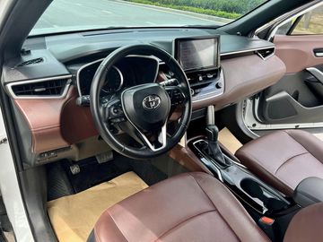 Dưới khu vực taplo trung tâm là cần số dạng trụ cơ bản được bọc da tối màu