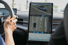 Điểm nhấn nội thất nằm ở màn hình cảm ứng trung tâm 15,6 inch có thể xoay linh hoạt