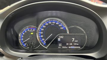 Phía sau vô lăng là cụm đồng hồ kỹ thuật