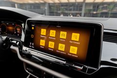 Trung tâm giải trí trên Volkswagen Teramont X bản Platinum là màn hình cảm ứng 12 inch hỗ trợ điều khiển bằng cử chỉ