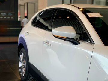 Tương tự Mazda 3, gương chiếu hậu của CX-30 2023 tách rời trụ A và được bố trí ở phần thân xe, góp phần tăng tầm quan sát cho người cầm lái cũng như tạo ấn tượng hiện đại cho xe