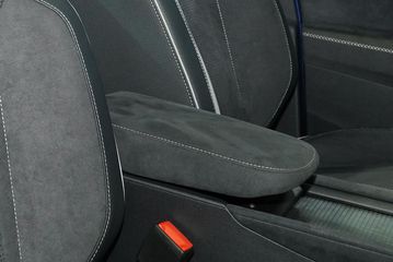 Bệ tỳ tay hàng ghế trước Skoda Kodiaq 2025 vẫn có kích thước không quá lớn và được bọc da cao cấp