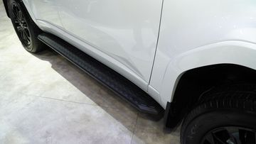 Toyota Land Cruiser Prado 2025 được trang bị tiêu chuẩn bệ bước hỗ trợ ra vào xe