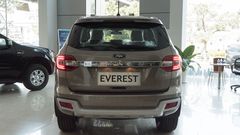 Các chi tiết trên đuôi xe Ford Everest to bản, thiết kế theo phương ngang