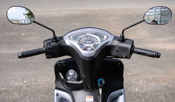 Phần yếm bên trái thiết kế thêm một hộc nhỏ để chứa đồ