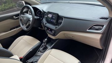 Khu vực taplo trải dài theo phương ngang đem đến cảm giác khoang nội thất mở rộng, thoáng đãng hơn