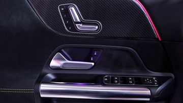 Hàng ghế phía trước Mercedes-AMG GLA 45 S 4MATIC+ còn tích hợp sẵn bộ nhớ 3 vị trí