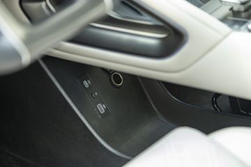 BYD ATTO 2 cũng trang bị đầy đủ các cổng sạc 12V, USB-A và USB-C cho các hàng ghế, nhưng chưa có sạc không dây