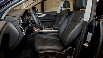 Hàng ghế trước Audi Q8 2025 cũng sử dụng thiết kế tiêu chuẩn