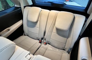 Hàng ghế thứ 3 vẫn là hàng ghế chính, rộng rãi với đầy đủ các tiện nghi