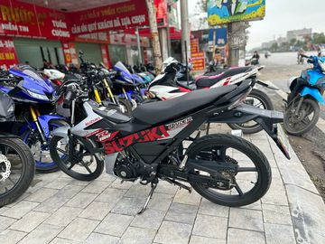 Thân xe Suzuki Raider 2023 sở hữu dáng vẻ thon gọn với những đường nét vuốt dài