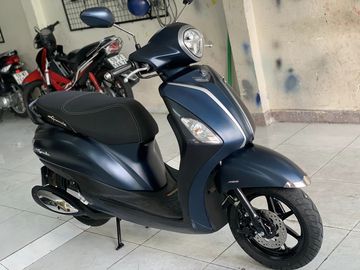 Thân xe Yamaha Grande Blue Core Hybrid 2024 được vuốt cong mềm mại