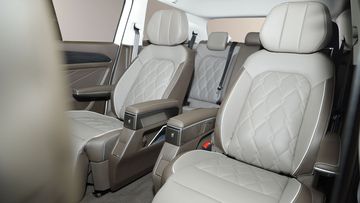 H&agrave;ng ghế thứ hai VW Viloran 2024 kiểu&nbsp;thương gia với chức năng chỉnh điện đa dụng