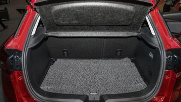 Khoang hành lý của Mazda CX-3 có khả năng chứa đồ ở mức ổn với 350 lít