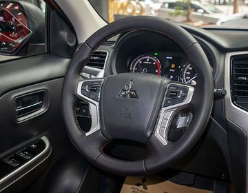 Vô lăng Mitsubishi Triton 4 chấu, mạ viền crom quanh các nút bấm