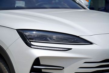 Đèn pha BYD Sealion 6 2025 cũng được tạo hình hiện đại, vuốt hẹp với thiết kế hình chữ U kép