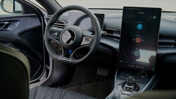 BYD Seal 2024 trang bị màn hình cỡ lớn 15,6 inch và có thể xoay khá lạ lẫm