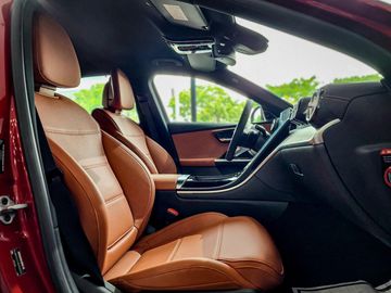 Hàng ghế trước có thiết kế ôm thân người