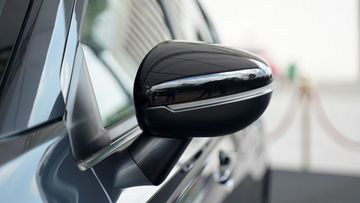 Gương chiếu hậu Honda City 2023 đã nâng cấp chỉnh điện, gập điện và tích hợp đèn báo rẽ trên cả 3 phiên bản