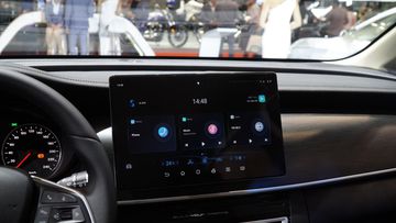 BYD M6 2025 trang bị màn hình giải trí cảm ứng 12,8 inch có thể xoay thông minh khá đặc biệt