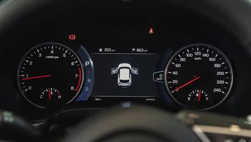 Phía sau vô-lăng là bảng đồng hồ hiển thị thông tin lái với kích thước 7 inch