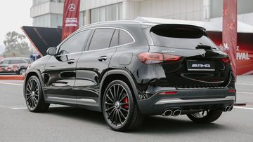 Ống xả Mercedes-AMG GLA 45 S 4MATIC+ khá hầm hố với đường kính 90 mm